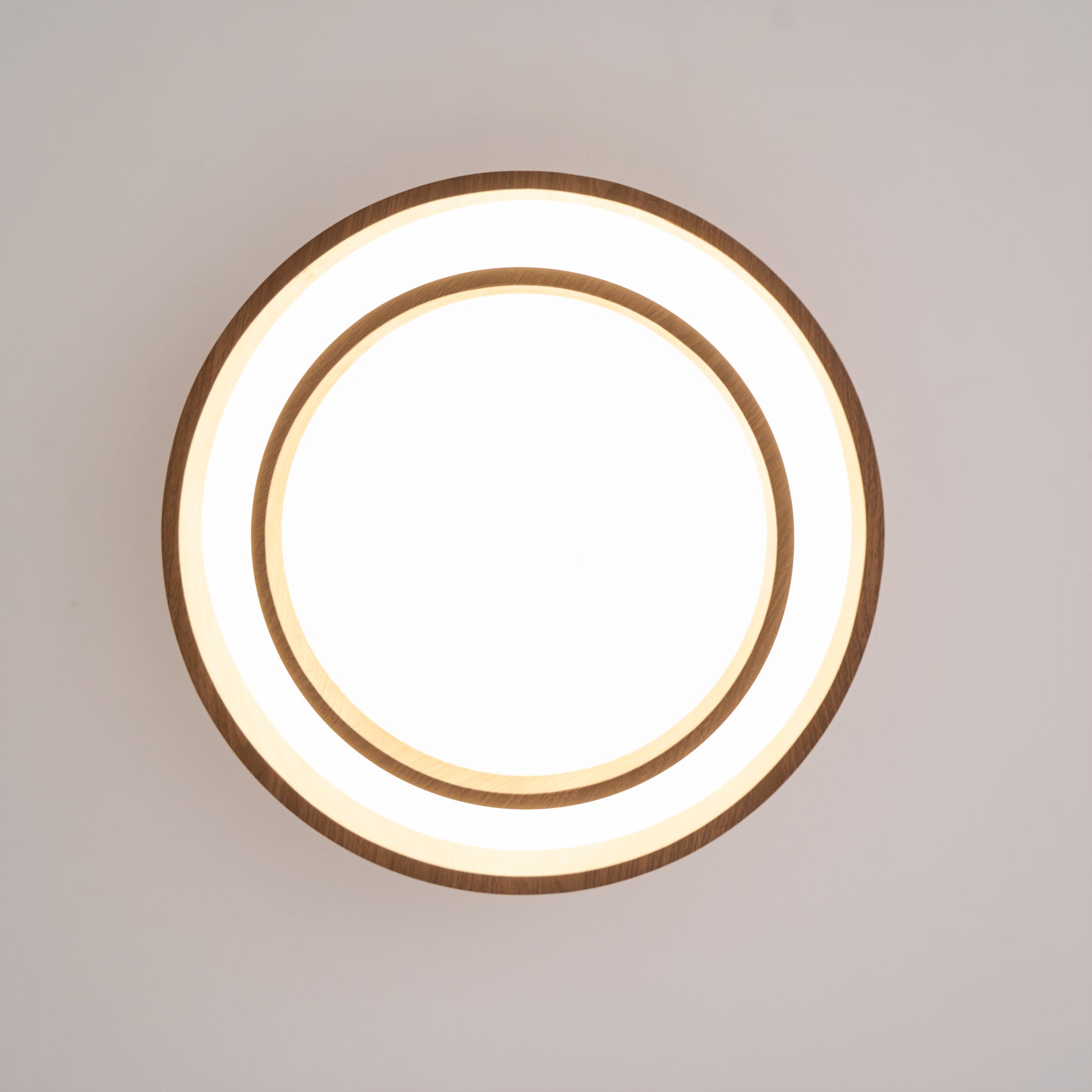 Vaako Walnuss-Finish moderne LED-Deckenlampe für Wohnräume | Temsk