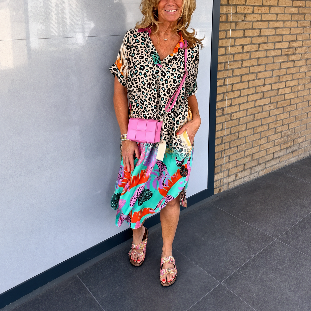Sommerkleid mit Leopardenmuster und V-Ausschnitt für Damen für Strandurlaube | Temsk