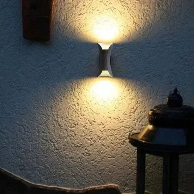 NovaCurve zakřivená venkovní LED nástěnná lampa s ochranou proti povětrnostním vlivům IP65 | Temsk