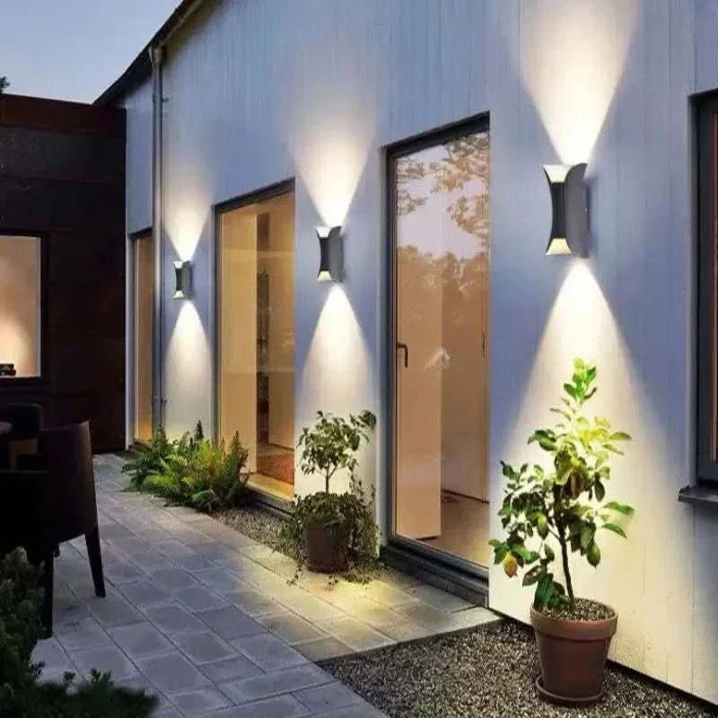 NovaCurve zakřivená venkovní LED nástěnná lampa s ochranou proti povětrnostním vlivům IP65 | Temsk