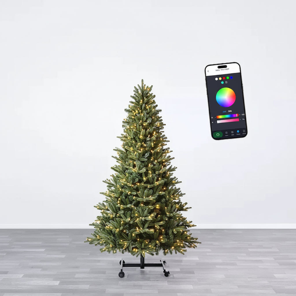 Vorgeschmückter künstlicher Baum mit Weihnachtsbeleuchtung | Temsk
