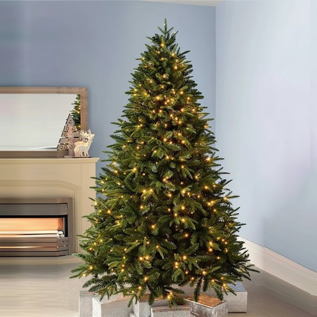 Vorgeschmückter künstlicher Baum mit Weihnachtsbeleuchtung | Temsk