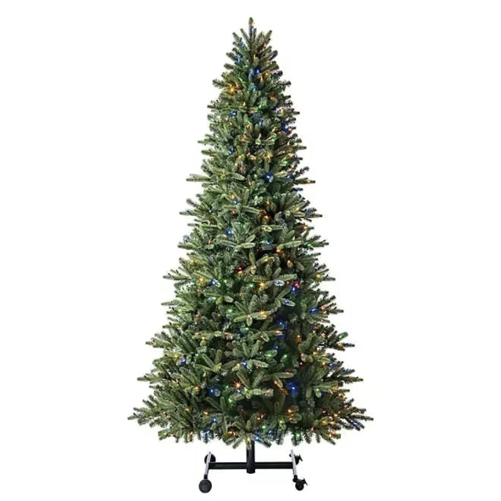 Vorgeschmückter künstlicher Baum mit Weihnachtsbeleuchtung | Temsk