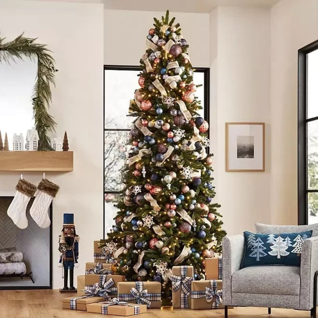 Vorgeschmückter künstlicher Baum mit Weihnachtsbeleuchtung | Temsk