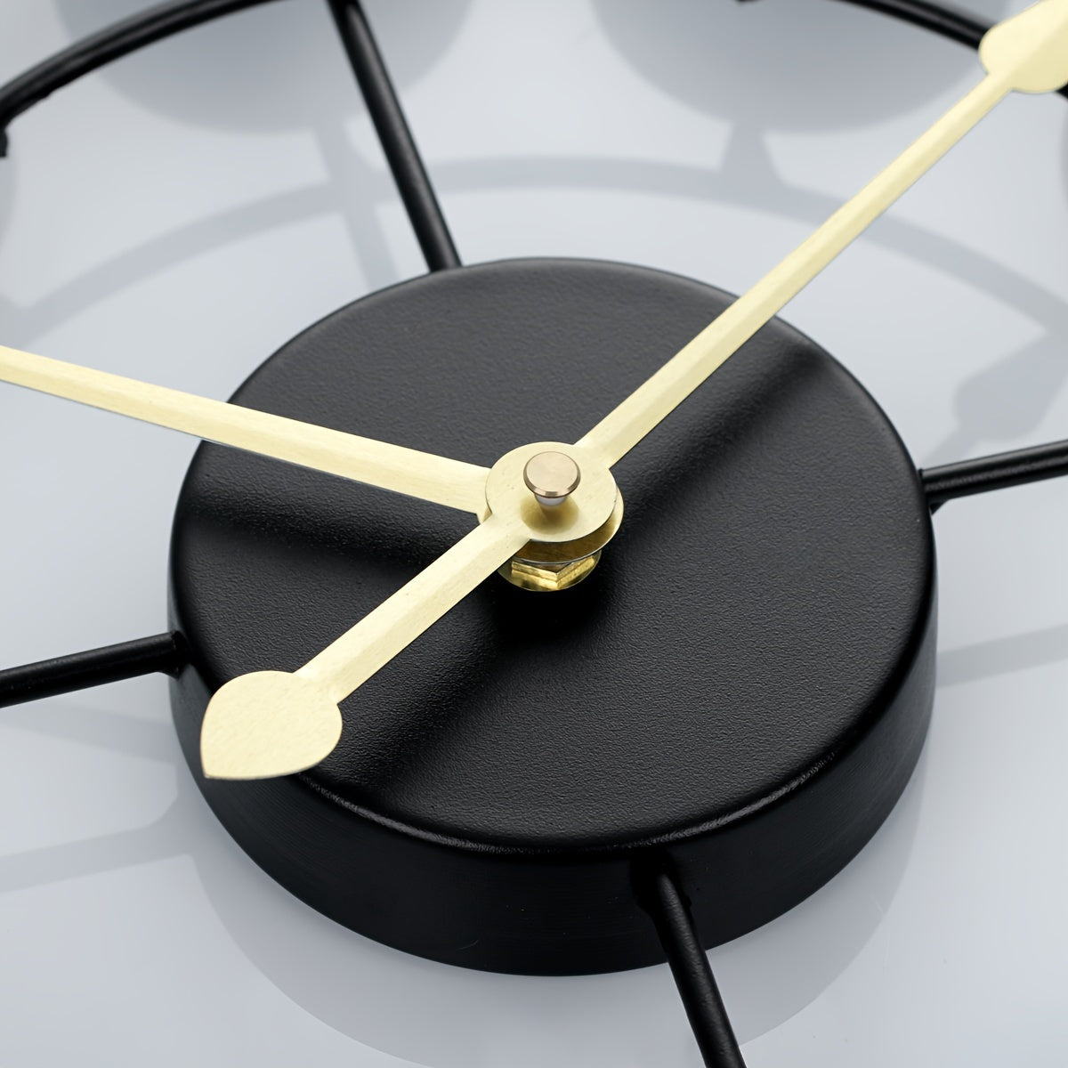 Bunte Metalluhr mit Retro-Eisen-Design als Akzentstil | Temsk
