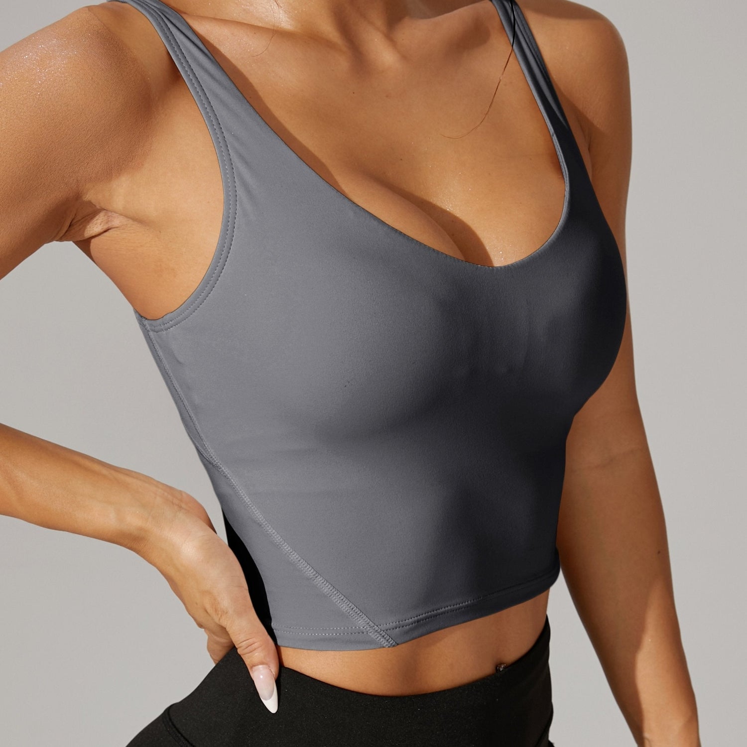 Pružný crop top s výstřihem do V a odhalenými zády pro sportovní nošení | Temsk