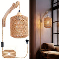 Boho Rattan- und Holz-Wandlampe mit handgewebtem Schirm, zum Einstecken | Temsk