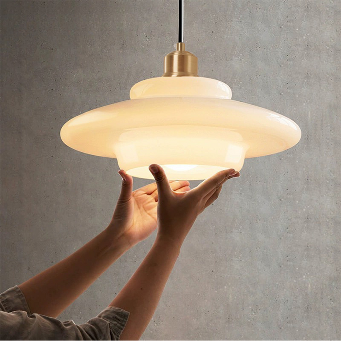 Milk Glass závěsná lampa pro moderní interiéry a styl poloviny století | Temsk