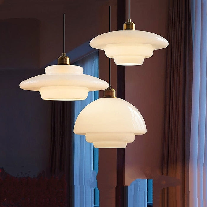 Milk Glass závěsná lampa pro moderní interiéry a styl poloviny století | Temsk