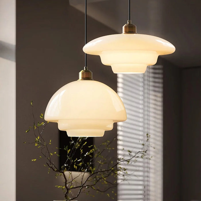 Milk Glass závěsná lampa pro moderní interiéry a styl poloviny století | Temsk