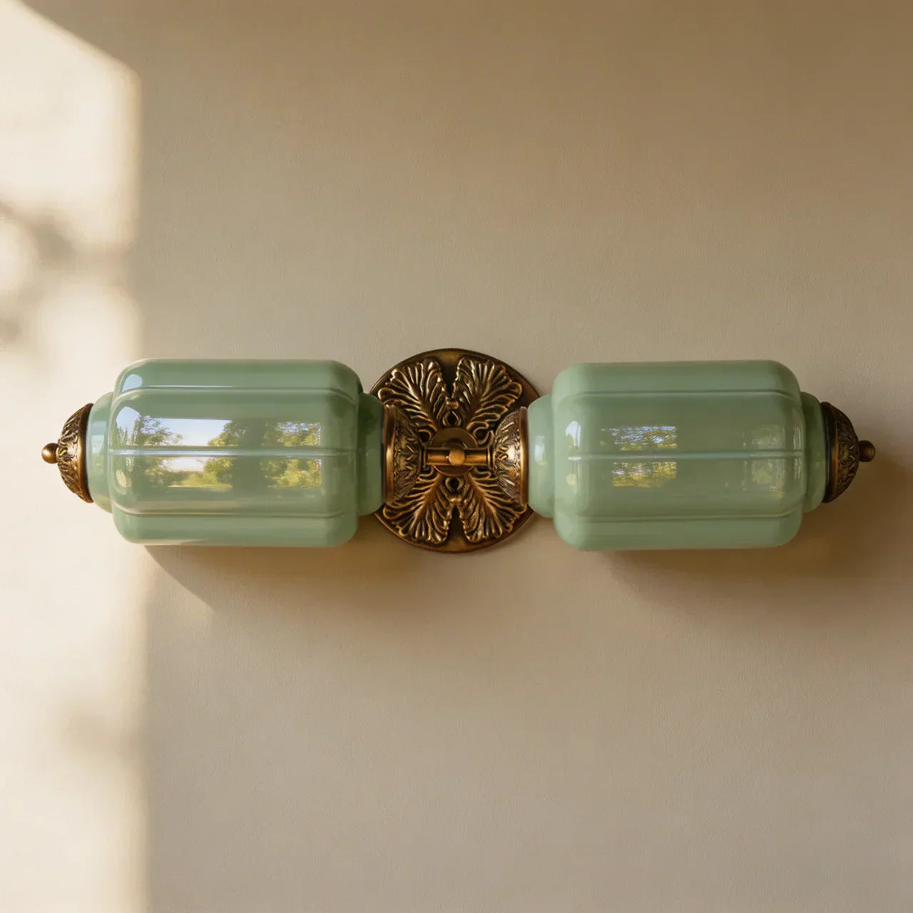 Vintage art deco nástěnné svítidlo z mléčného skla na toaletní stolek | Temsk