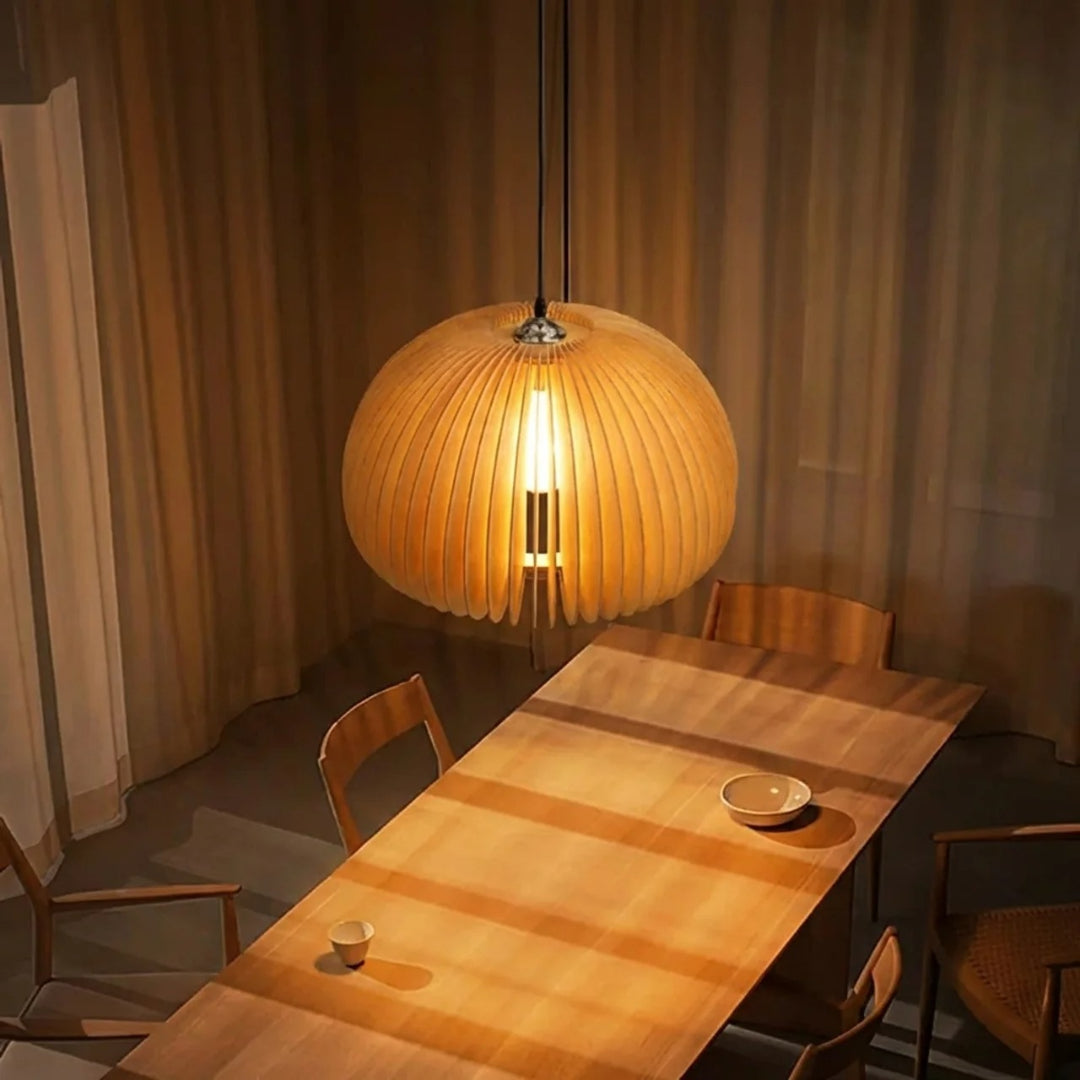 En træpendel lampe med skulpturel rundet skærm | Temsk