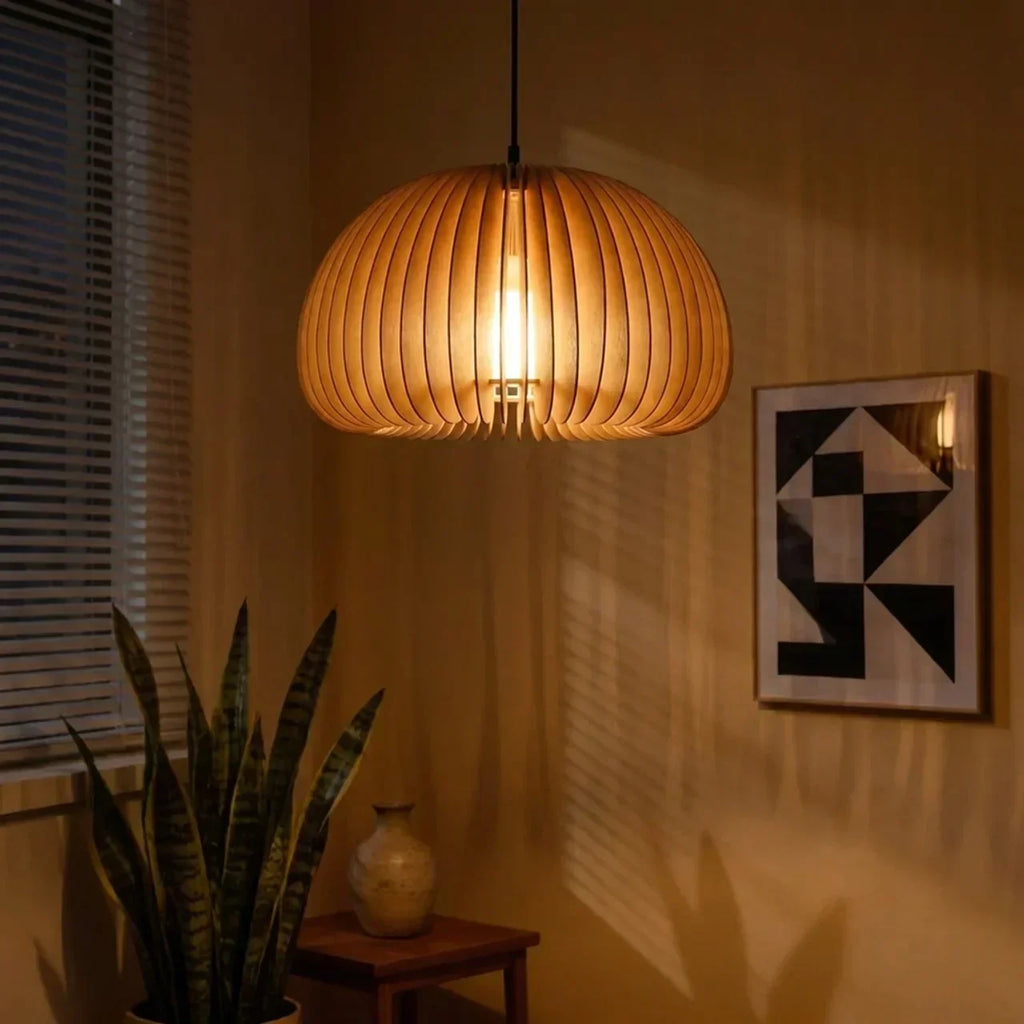 En træpendel lampe med skulpturel rundet skærm | Temsk