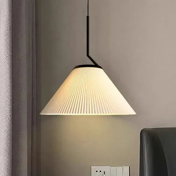 Velora krémová plisovaná závěsná lampa s teplým světlem a jemným skandinávským stylem | Snurv | Temsk