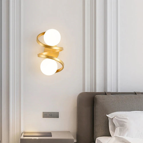 Luminária de Parede Astra com Globos de Vidro LED Duplos e Banda Metálica Espiralada | Temsk