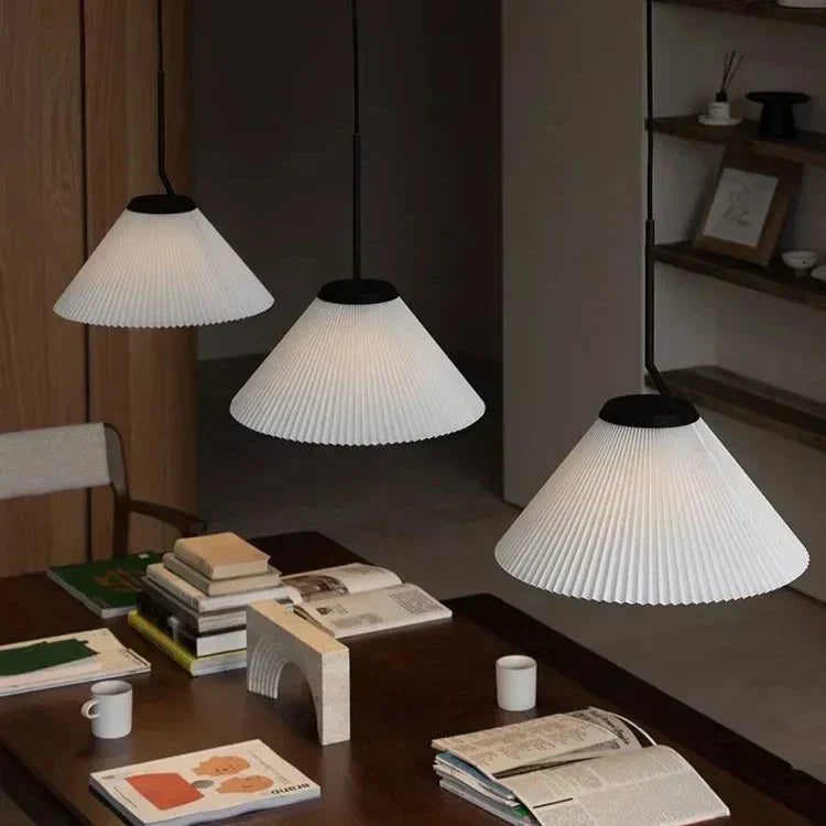 Velora krémová plisovaná závěsná lampa s teplým světlem a jemným skandinávským stylem | Snurv | Temsk